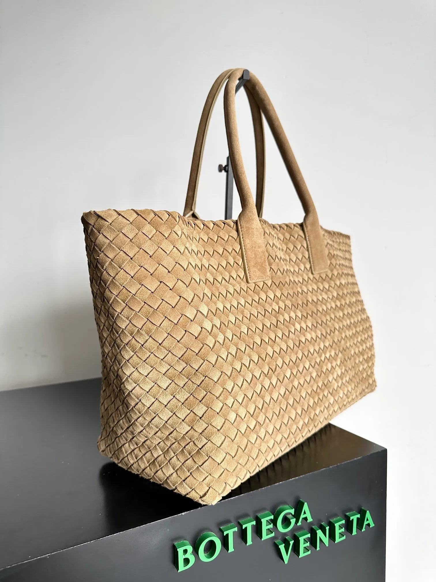 Batch 2860 Classic returns... (large size 51cm) • Cabat, born in 2001, is one of the most iconic styles of the Bottega Veneta workshop. The whole bag is made of top-grade imported lambskin. There is no exposed logo on the whole bag, but with the classic wide woven elements, you can tell who it belongs to at a glance! Can be carried on one shoulder, very practical! Style number: 608811 Size: 51*18*28